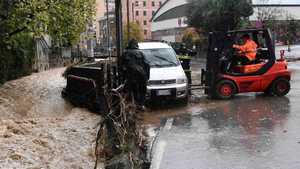 Starker Regen sorgte in Genua für Erdrutsche und überschwemmte Strassen.