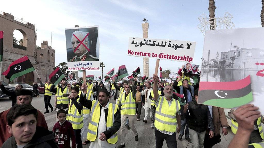 Einwohner von Tripolis protestieren in gelben Westen gegen den Versuch des abtrünnigen Generals Chalifa Haftar, die Hauptstadt Tripolis zu erobern. (Bild vom 19. April)