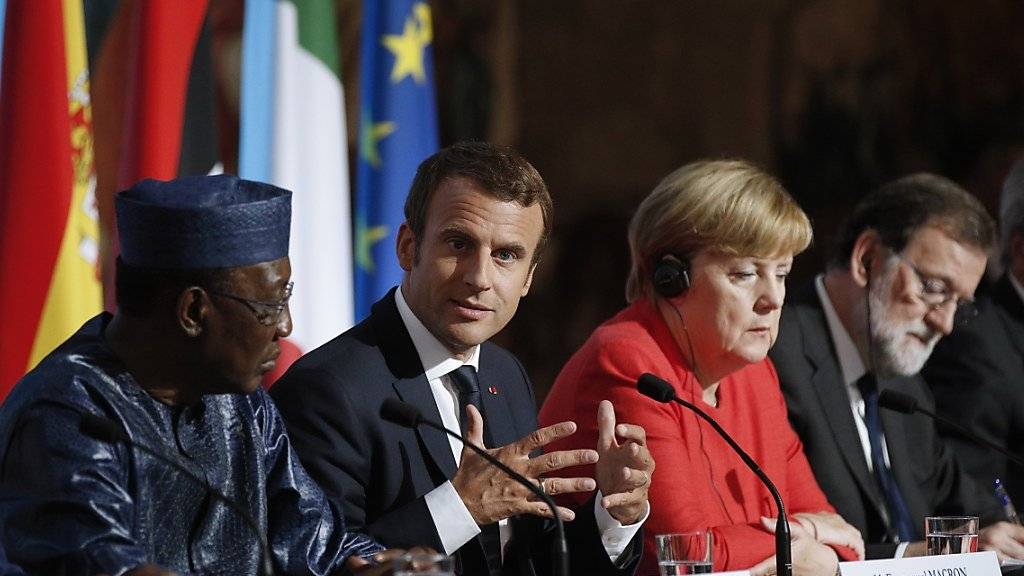In Paris an einem Tisch: Der französische Präsident und Gastgeber Emmanuel Macron (Mitte), flankiert (links) vom Präsidenten Tschads, Idriss Déby, und rechts von der deutschen Kanzlerin Angela Merkel sowie dem spanischen Regierungschef Mariano Rajoy.