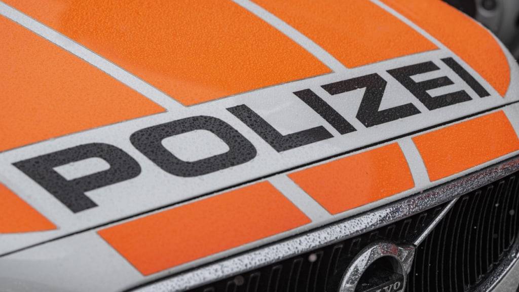 Die Kantonspolizei Schwyz ermittelt gegen zwei mutmassliche Einbrecher, die am Dienstagabend von der Rega aus einer Notlage gerettet wurden. (Symbolbild)