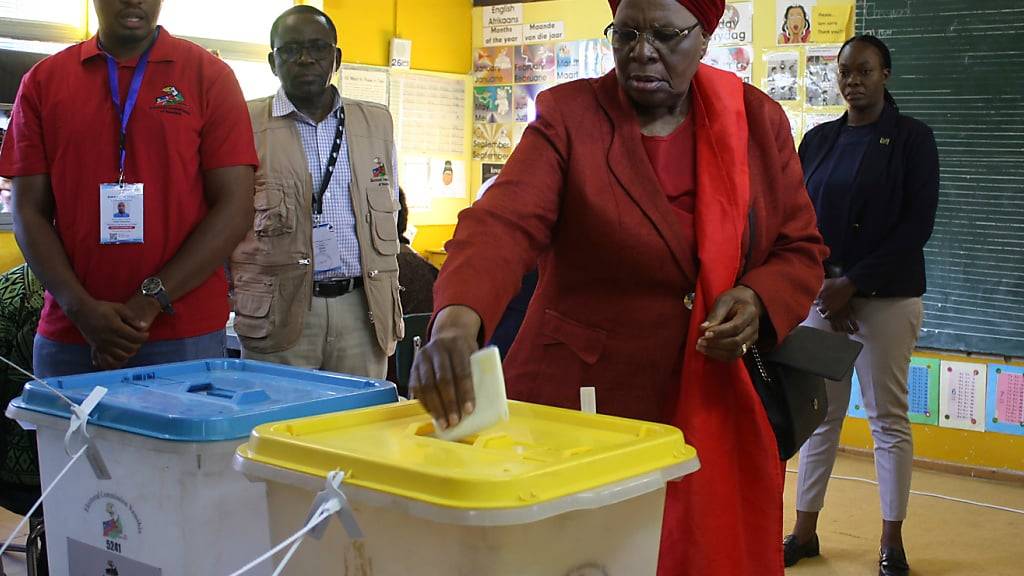 Namibias Vizepräsidentin Netumbo Nandi-Ndaitwah von der regierenden South West Africa People's Organization (SWAPO) gibt ihre Stimme bei den Präsidentschafts- und Parlamentswahlen ab. Foto: Esther Mbathera/AP/dpa