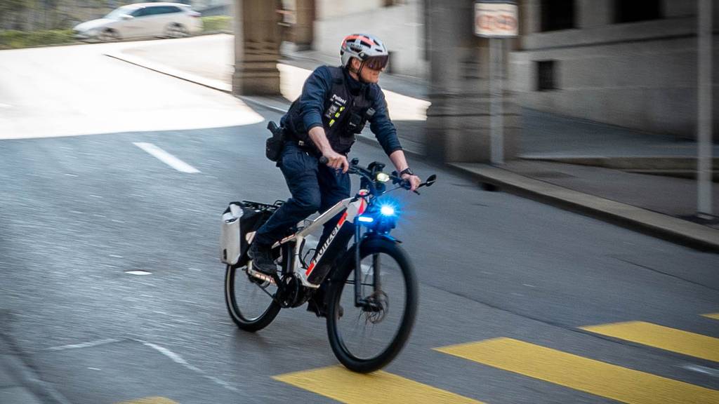 Stadtpolizei Zürich setzt neu auf E-Bikes mit Horn und Blaulicht