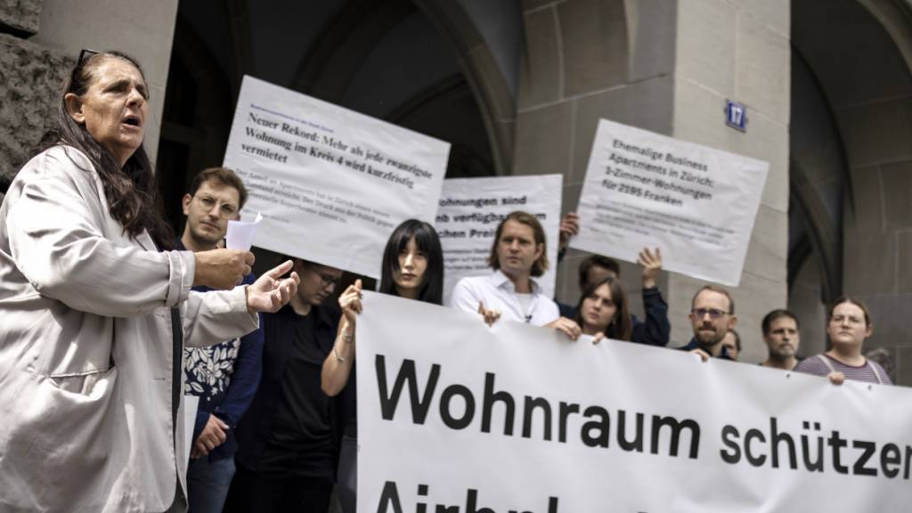 Die Stadtzürcher Stimmberechtigten können bald über Einschränkungen für Airbnbs und Business Apartements abstimmen. Eine linke Volksinitiative dafür ist zustande gekommen. Im Bild SP-Nationalrätin Jacqueline Badran bei der Einreichung der Unterschriften. (Archivbild)