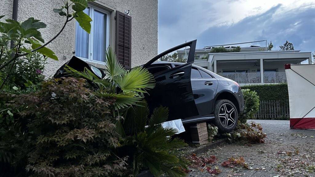 Das Unfallauto prallte mit Wucht in die Hausfassade. Die beiden vorne Sitzenden kamen dabei ums Leben.