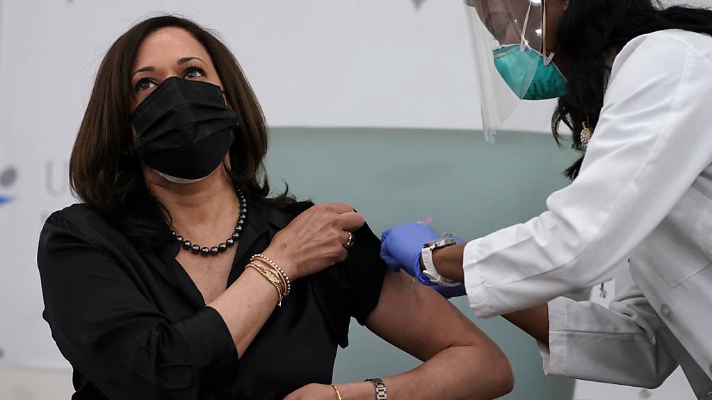 dpatopbilder - Kamala Harris, zukünftige Vizepräsidentin der USA, bekommt im United Medical Center von  Patricia Cummings, Krankenschwester, den Moderna-Impfstoff gegen das Coronavirus gespritzt. Foto: Jacquelyn Martin/AP/dpa