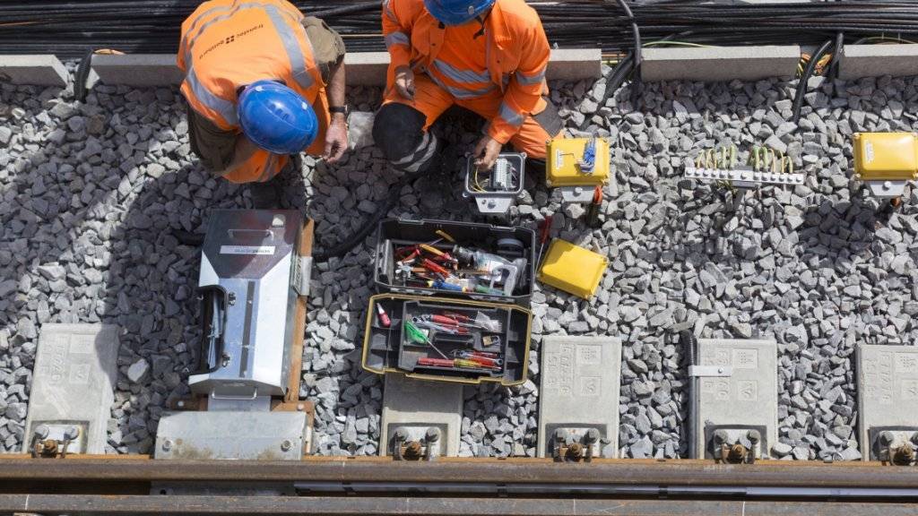 Zwei Bahntechniker bei der Arbeit (Symbolbild). Die Zahl der Erwerbstätigen in der Schweiz ist so hoch wie noch nie.