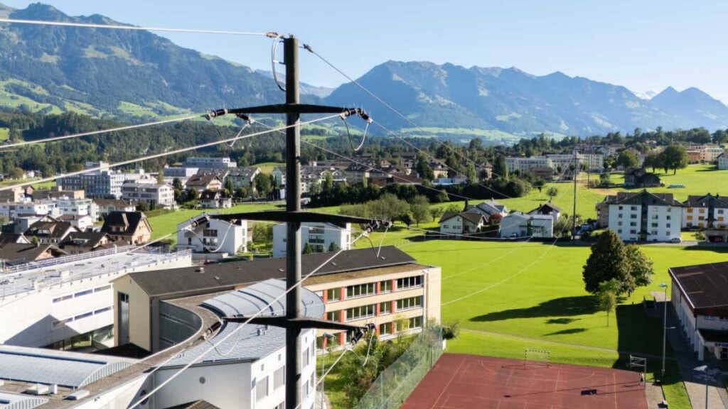 Die 50-Kilovolt-Freileitung in Alpnach OW verläuft über das Schulareal und Siedlungsgebiet. (Archivbild)