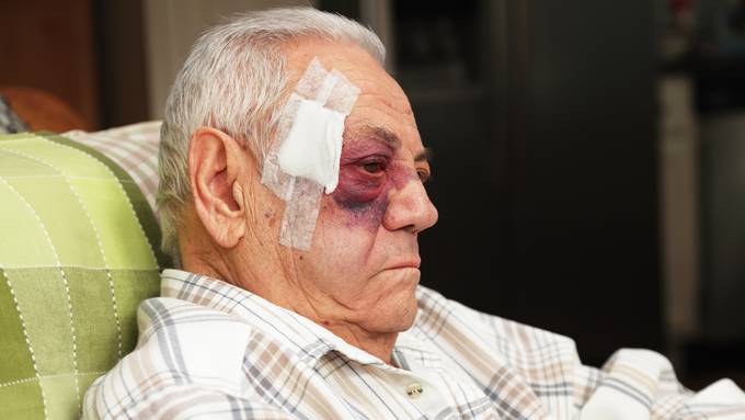«Ein Tabuthema»: Schweizweit jährlich über 300'000 Senioren von Gewalt betroffen