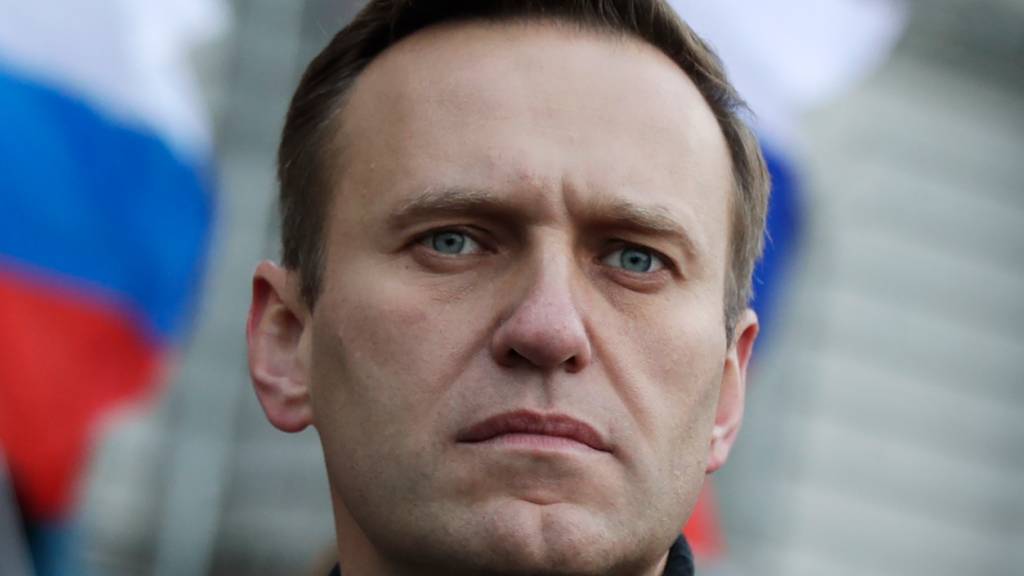 ARCHIV - Der am 16. Februar in einem russischen Straflager verstorbene Oppositionsführer Alexej Nawalny bei einem Gedenkmarsch für den 2015 ermordeten Kremlkritiker Boris Nemzow. US-Geheimdienste gehen laut einem Bericht des «Wall Street Journals» davon aus, dass Russlands Präsident Wladimir Putin den Tod des Kreml-Gegners Alexej Nawalny nicht direkt angeordnet hat. Foto: Pavel Golovkin/AP/dpa