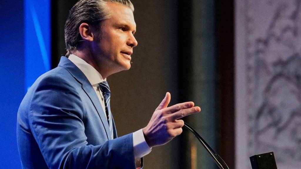 US-Verteidigungsminister Pete Hegseth hält seine Rede während des 22. Shangri-La-Dialogs in Singapur. Foto: Anupam Nath/AP/dpa