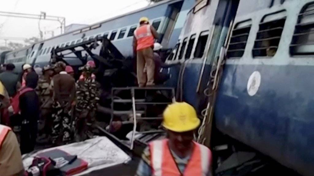 Rettungskräfte am Ort des Unglücks. Sieben Waggons und die Lok des Hirakand-Expresses waren am späten Samstagabend in der Nähe des Bahnhofs Kuneru im Staat Andhra Pradesh entgleist. (Videostandbild)