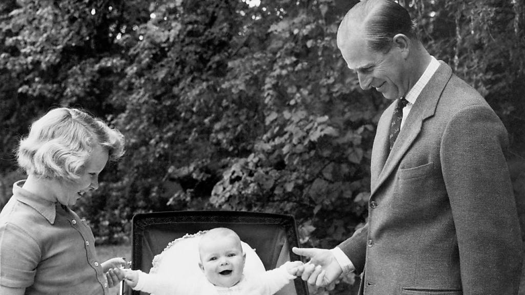 ARCHIV - Prinz Philip (r) und Prinzessin Anne (l) halten im Jahr 1960 die Hände von Prinz Andrew. Foto: Pa/PA Wire/dpa