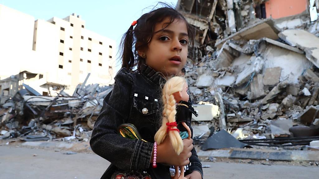 Ein Mädchen geht vorbei an von Luftangriffen zerstörten Häusern. Seit dem 10. Mai beschiessen militante Palästinenser Israel mit Raketen. Israels Armee reagiert darauf mit Angriffen auf Ziele im Gazastreifen, vor allem durch die Luftwaffe. Auf beiden Seiten gab es Tote.