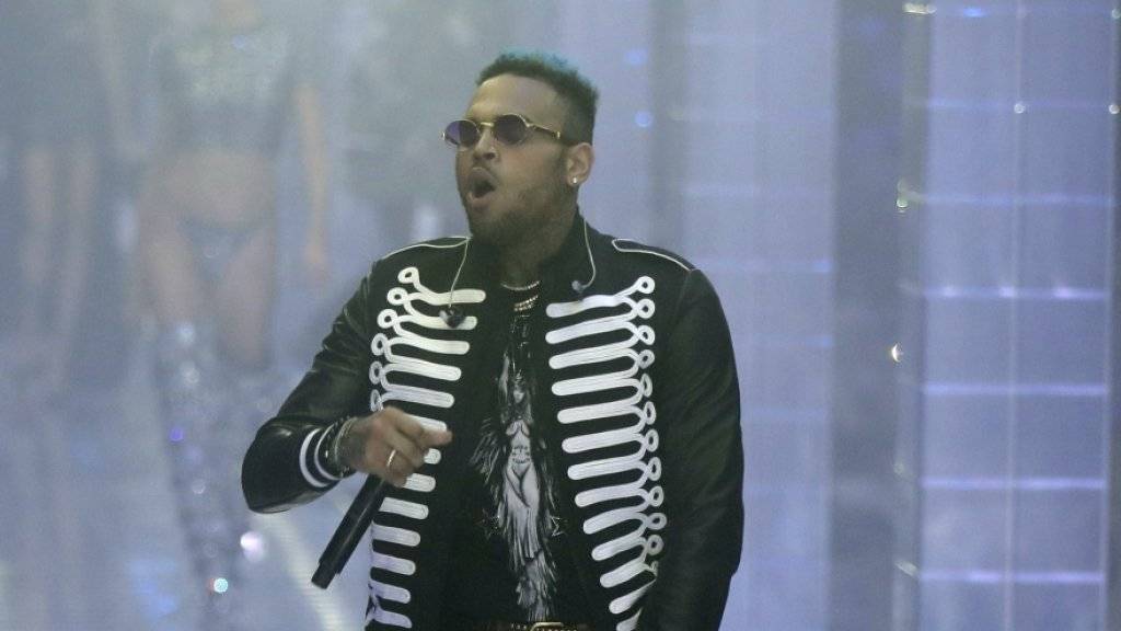 Der US-Rapper Chris Brown ist nicht zu einer in Paris angesetzten Anhörung wegen Vergewaltigungsvorwürfen erschienen. (Archivbild)