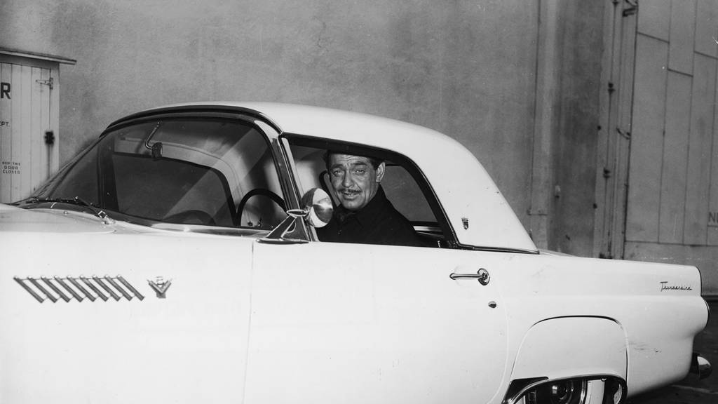 Clark Gable galt als Frauenheld und Liebhaber schneller Autos. Hier sitzt er in einem Ford Thunderbird.