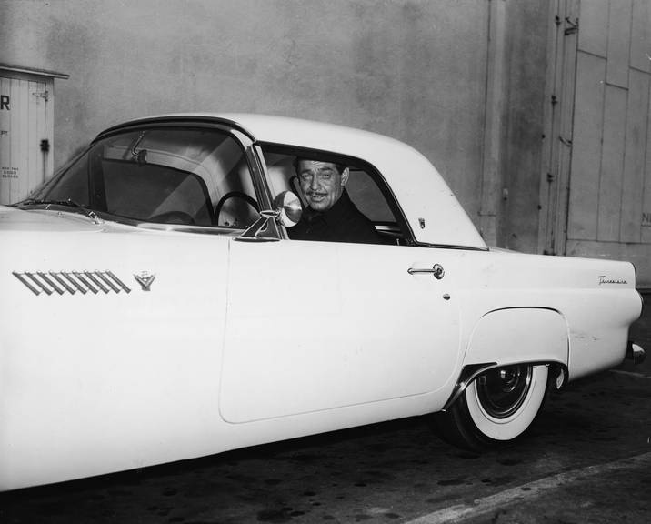 Clark Gable galt als Frauenheld und Liebhaber schneller Autos. Hier sitzt er in einem Ford Thunderbird.