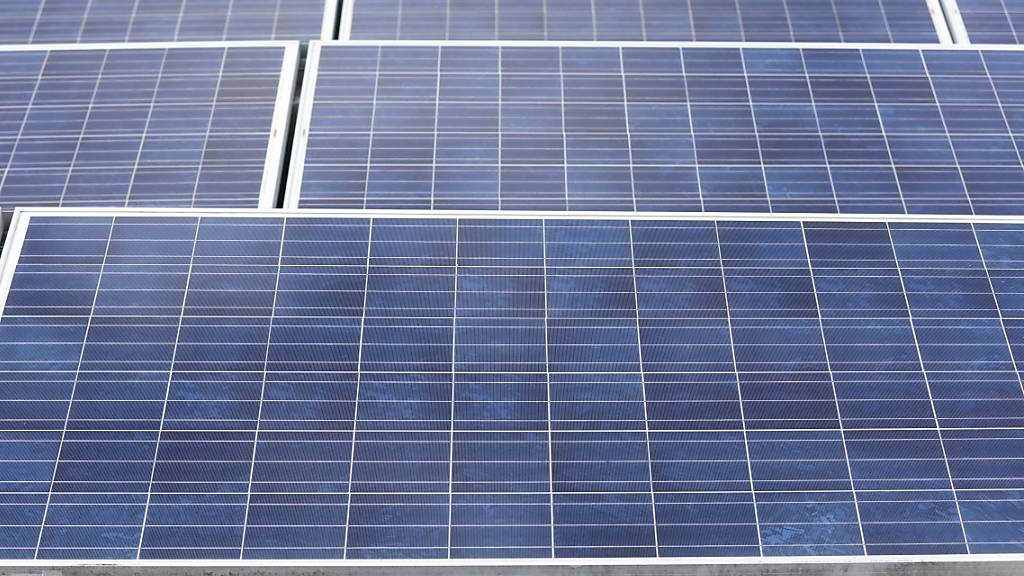 Eternit kann zweitgrösste Solaranlage des Kantons Glarus bauen