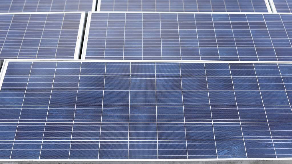 Die neue Fotovoltaikanlage auf dem Dach der Eternit-Produktionshalle in Niederurnen GL soll jährlich 1,15 Gigawattstunden Strom produzieren. (Symbolbild)