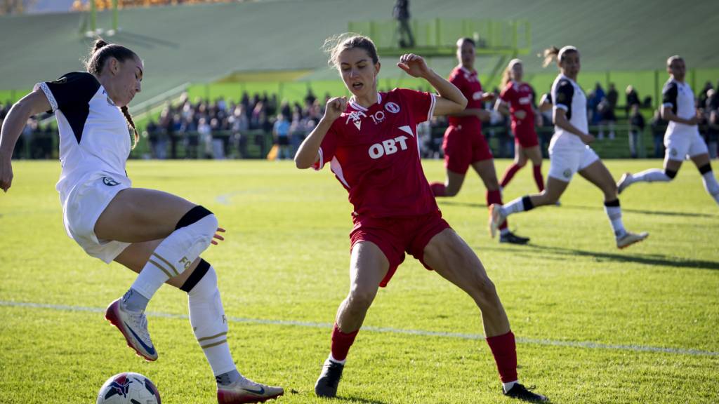 Die Frauen des FC Zürich spielen im Heerenschürli, Platz haben rund 900 Zuschauerinnen und Zuschauer. Das Stadtparlament fordert nun ein grösseres Stadion. (Archivbild)