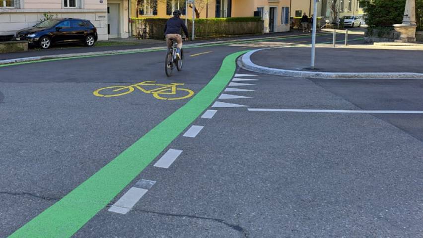 Die zweite Velovorzugsroute in der Stadt Zürich ist eröffnet. Sie führt über rund 2,5 Kilometer auf der Mühlebachstrasse und der Zollikerstrasse.