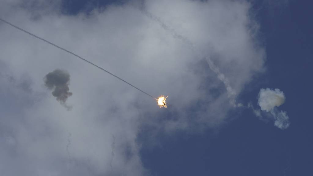 ARCHIV - Das israelische Luftabwehrsystem Iron Dome feuert, um eine aus dem Gazastreifen abgefeuerte Rakete abzufangen, gesehen vom Süden Israels aus. Foto: Leo Correa/AP/dpa
