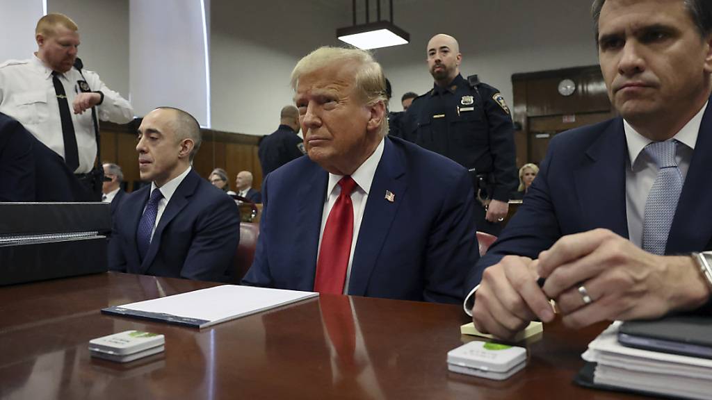 Der ehemalige US-Präsident Donald Trump (M) erscheint zu seinem Prozess vor dem Strafgericht in Manhattan. Foto: Spencer Platt/POOL Getty Images/AP/dpa