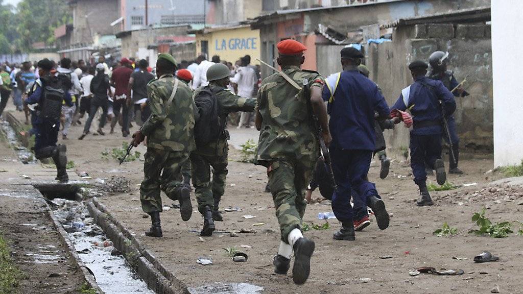 Kongolesische Sicherheitskräfte vertreiben Demonstranten in Kinshasa. Am Vorgehen der Polizei ist nun scharfe Kritik geübt worden. (Archiv)