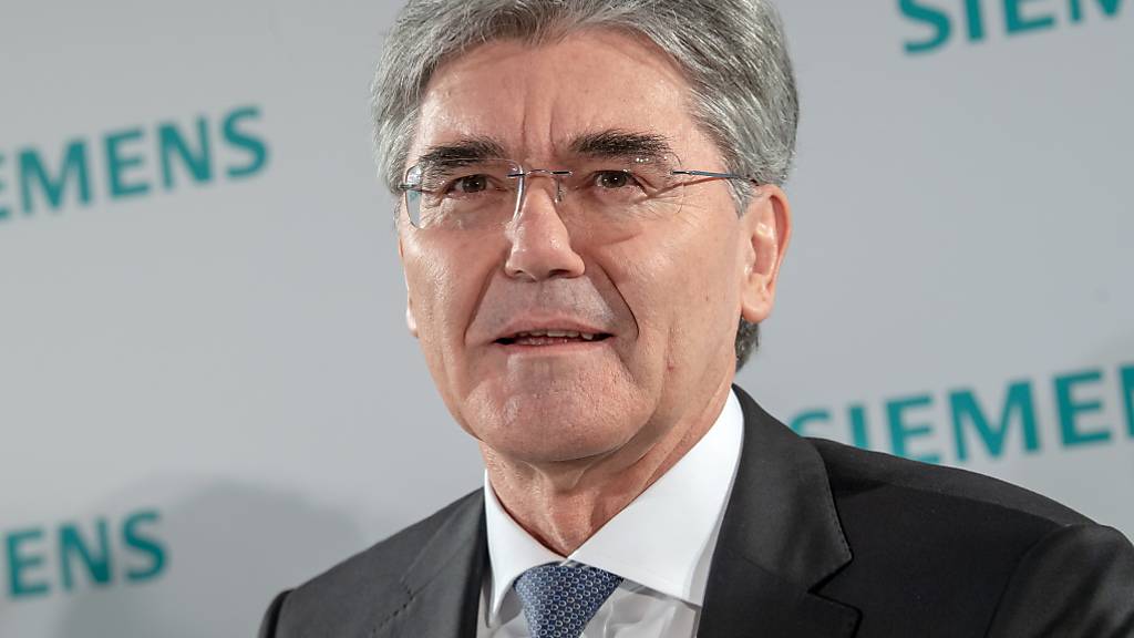 Siemens-Chef Joe Kaeser muss im zweiten Quartal einen Gewinneinbruch verkünden und die Prognose für das Gesamtjahr zurückziehen. (Archivbild)