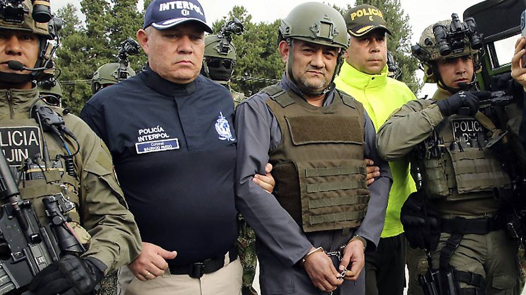 Kartellchef Dario Antonio Usuga alias Otoniel in Handschellen auf einem Militärflughafen in der kolumbianischen Hauptstadt Bogota vor seiner Auslieferung in die USA. (Archivbild)