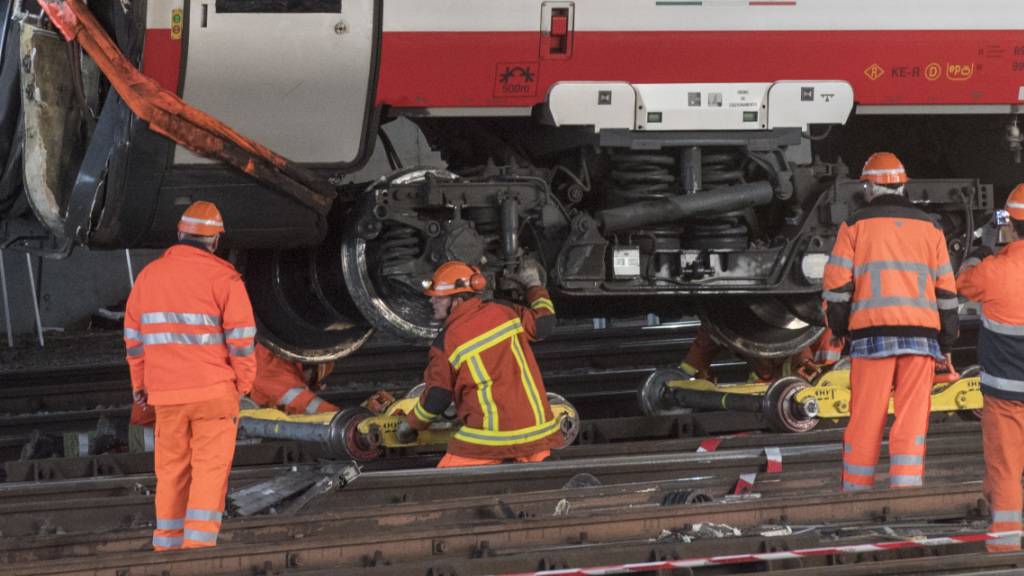 Einer der entgleisten Wagen kippte beim Unfall gegen einen Fahrleitungsmasten. Für die Reparaturarbeiten war der Bahnhof Luzern während vier Tagen gesperrt. (Archivbild)