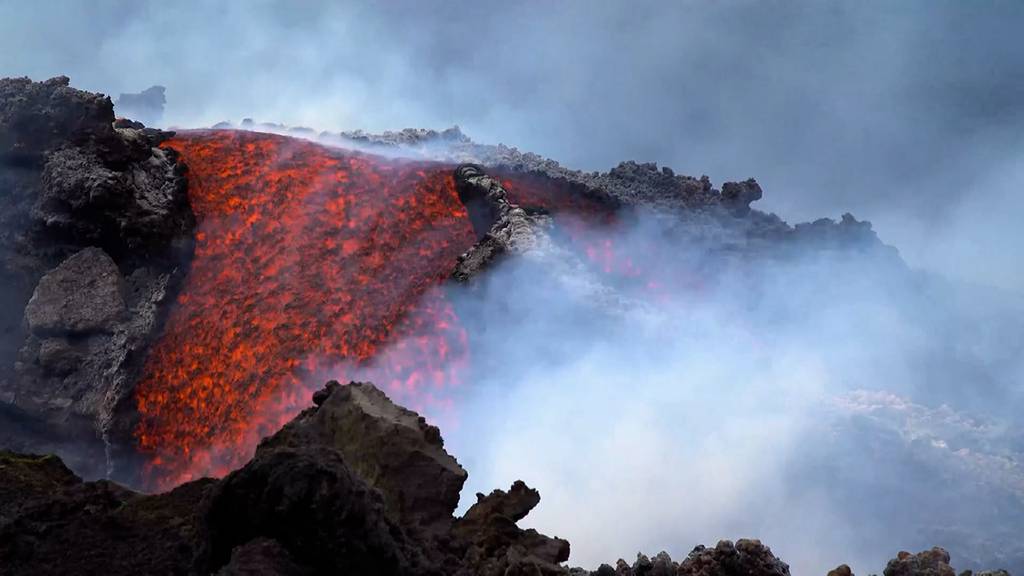 Glühend heisse Lava strömt aus dem Vulkan Ätna 