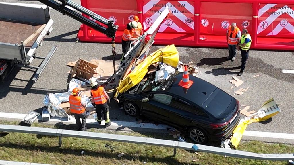 Autolenkerin wird bei Kollision mit Abschrankung auf A1 verletzt
