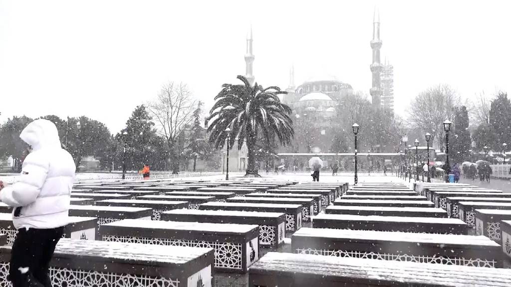 Winterwetter in der Türkei: Starker Schneefall legt Flugverkehr in Istanbul lahm