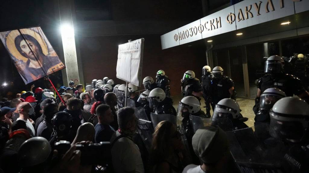 Serbische Bereitschaftspolizisten bewachen die Philosophische Fakultät während einer Demonstration gegen die zunehmende Polizeibrutalität in der nordserbischen Stadt Novi Sad. Foto: Darko Vojinovic/AP/dpa