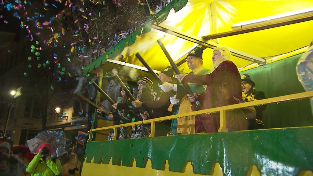 Hartgesottene trotzen dem Regen bei der Wey-Tagwache