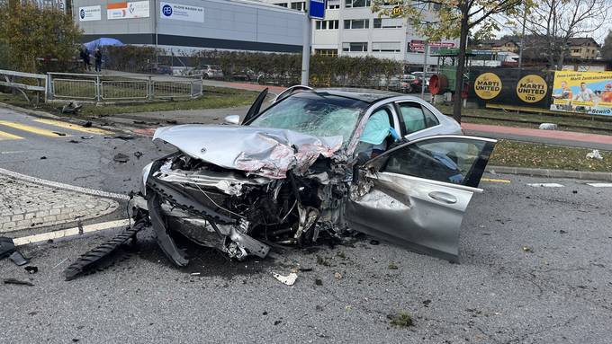 Zwei Verletzte und Totalschaden bei Unfall in Kriens