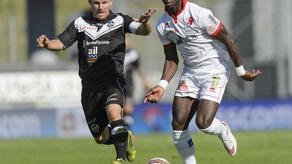 Sions Moussa Konaté kämpft gegen Luganos Antoine Rey um den Ball.
