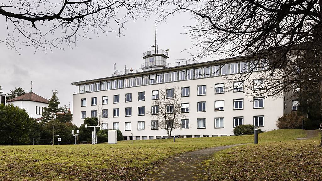 Das ehemalige Meteoschweiz-Gebäude am Zürichberg soll temporär zur Schule umgenutzt werden. Das Parlament stimmte dem Antrag des Stadtrats im zweiten Anlauf zu. (Archivbild)