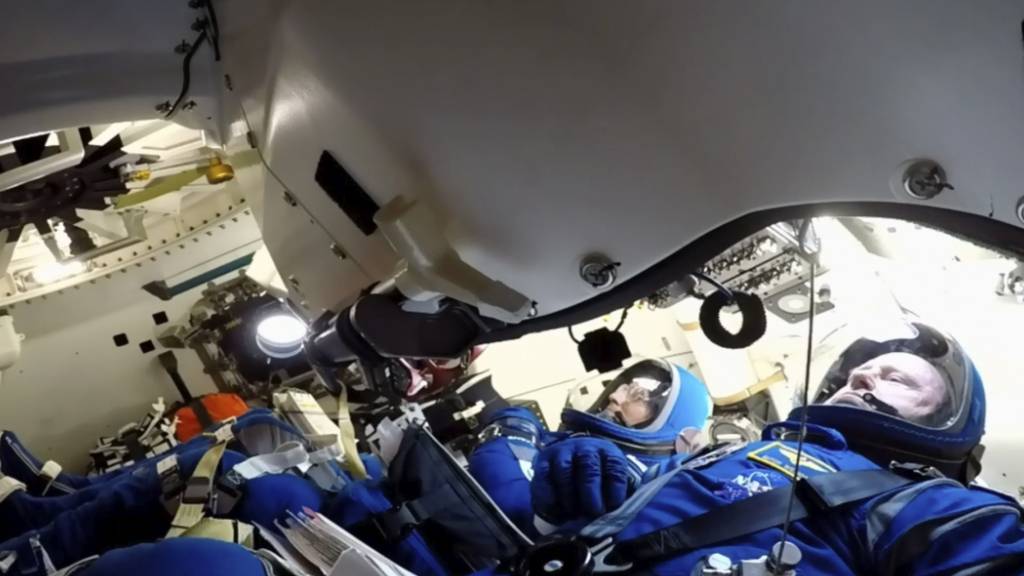 HANDOUT - Auf diesem von der NASA veröffentlichten Foto warten die NASA-Astronauten Butch Wilmore (r) und Suni Williams auf den Start in der Boeing «Starliner»-Kapsel im Space Launch Complex 41. Nach jahrelangen Verzögerungen ist das krisengeplagte Raumschiff «Starliner» erstmals zu einem bemannten Testflug zur Internationalen Raumstation ISS aufgebrochen. Foto: Uncredited/NASA/AP/dpa - ACHTUNG: Nur zur redaktionellen Verwendung und nur mit vollständiger Nennung des vorstehenden Credits