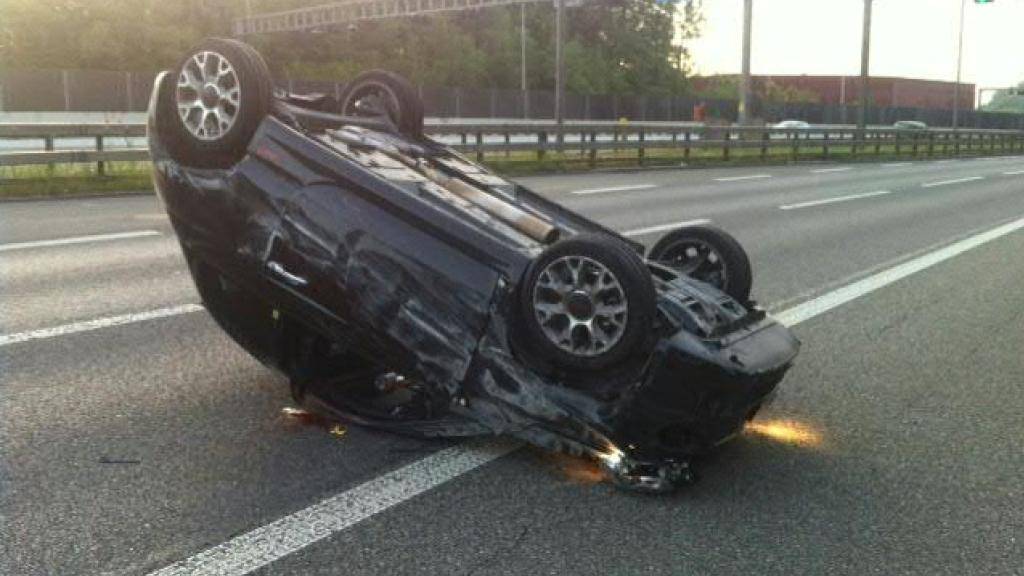 Auf dem Dach gelandet: Der 25-jährige Autolenker auf der A1 in Richtung Zürich war kurz eingeschlafen. Das Auto überschlug sich.