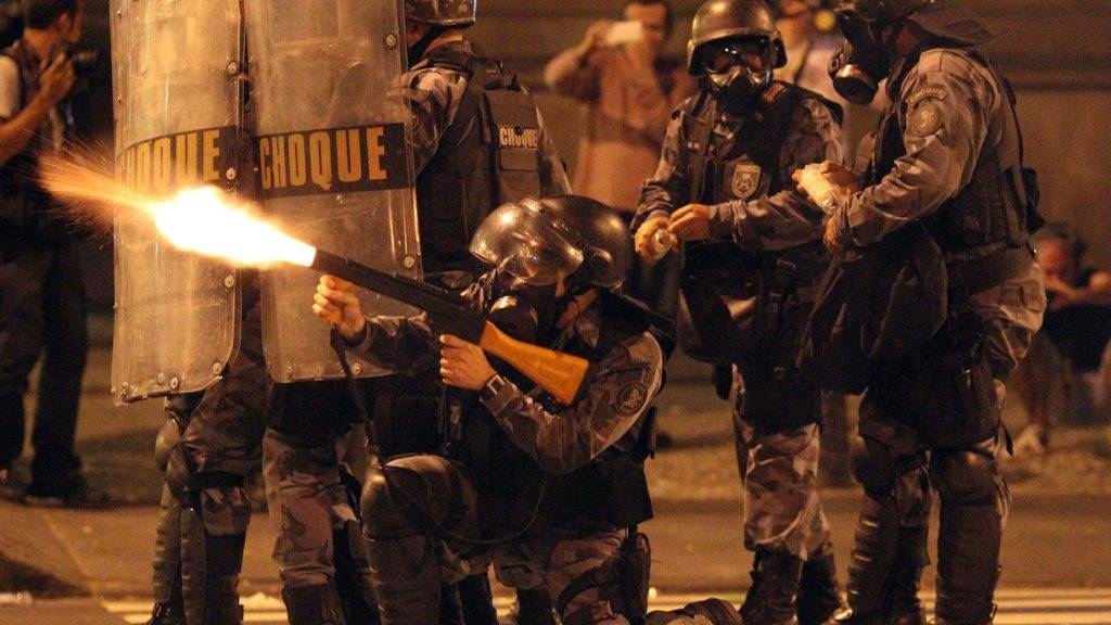 Polizisten bei gewaltsamen Demonstrationen in Rio de Janeiro 2013. 2014 starben in Brasilien 3022 Menschen bei Polizeieinsätzen. (Archivbild)