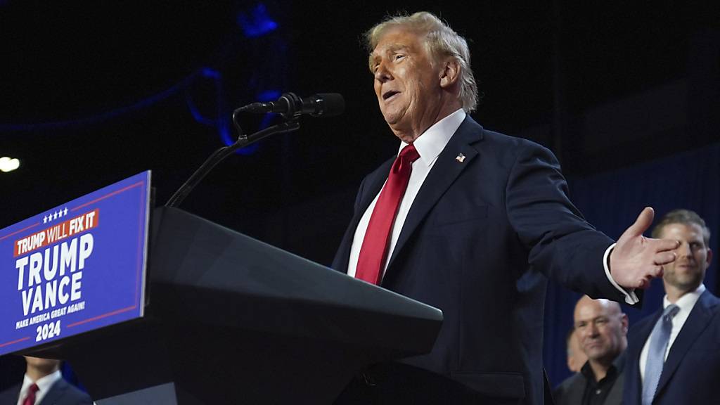 dpatopbilder - Der republikanische Präsidentschaftskandidat und ehemalige Präsident Donald Trump spricht bei einer Wahlparty im Palm Beach Convention Center. Foto: Evan Vucci/AP