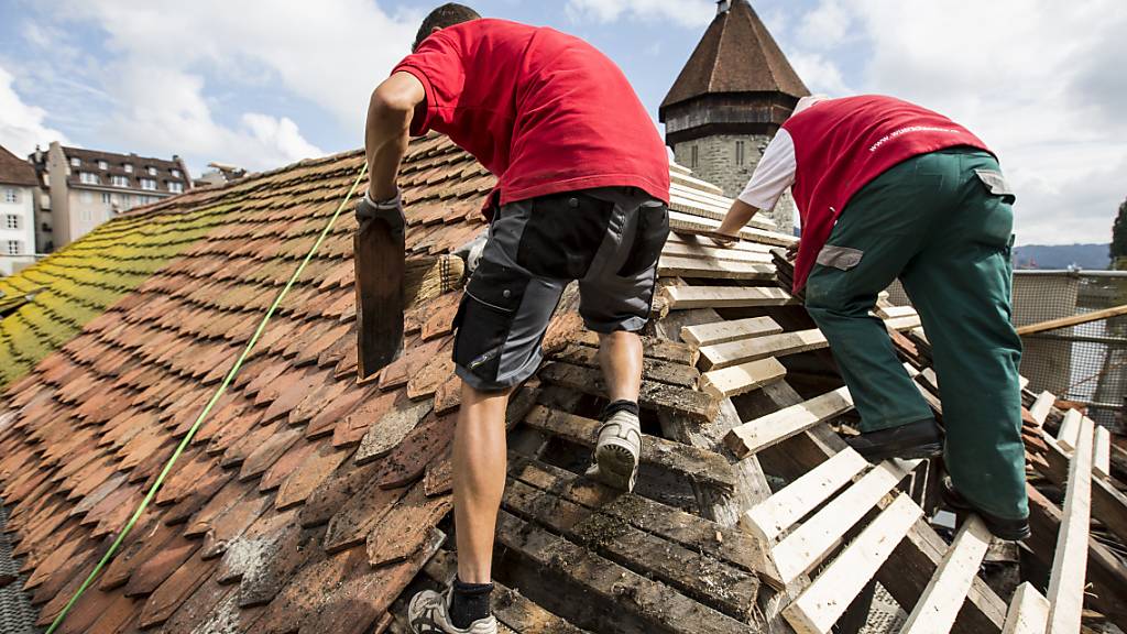 Handwerker in der Schweiz erwarten laut einer Umfrage ein gutes Jahr 2024. Die grösste Herausforderung in der Branche ist dabei der Fachkräftemangel. (Symbolbild)