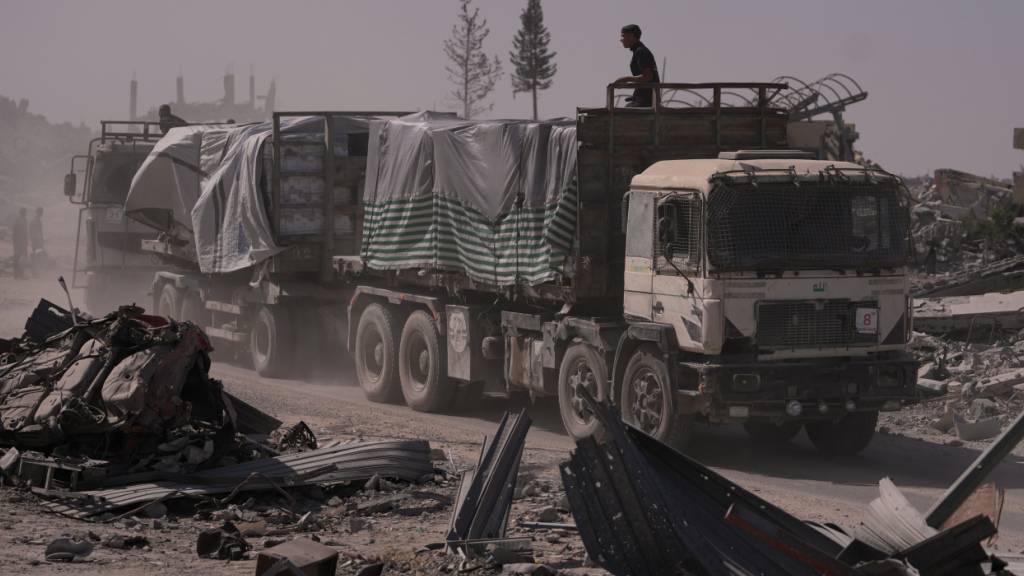 dpatopbilder - Lastwagen mit humanitärer Hilfe fahren durch Chan Junis im südlichen Gazastreifen. Foto: Jehad Alshrafi/AP/dpa