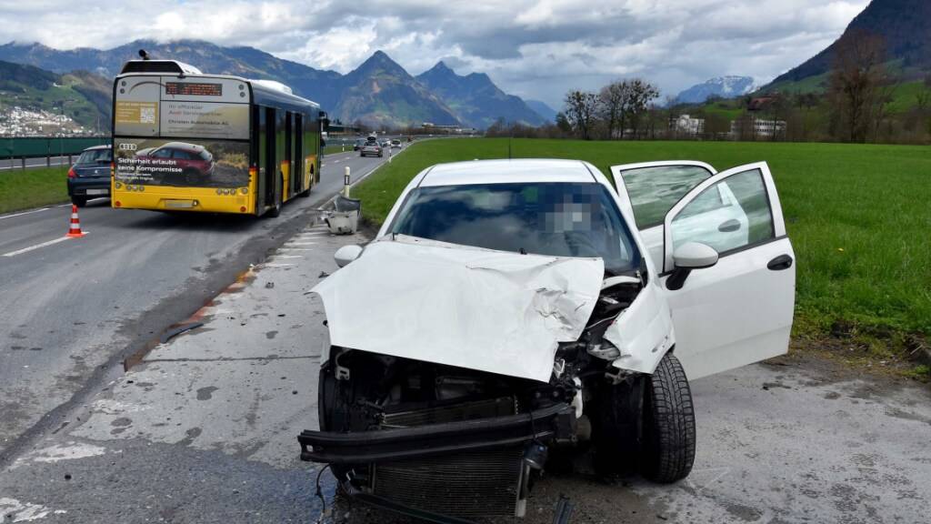 Fünf Verletzte in Buochs NW bei Kollision von Auto und Postauto