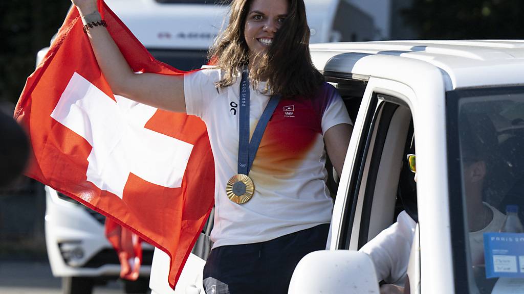 Olympiasiegerin Chiara Leone ist am Mittwochabend im Maison Suisse empfangen worden