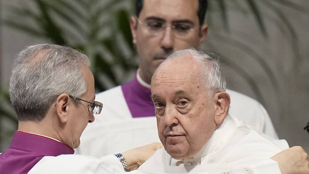 dpatopbilder - Papst Franziskus kommt zu einer Messe zum Abschluss der 16. Generalversammlung der Bischofssynode im Petersdom. Foto: Alessandra Tarantino/AP