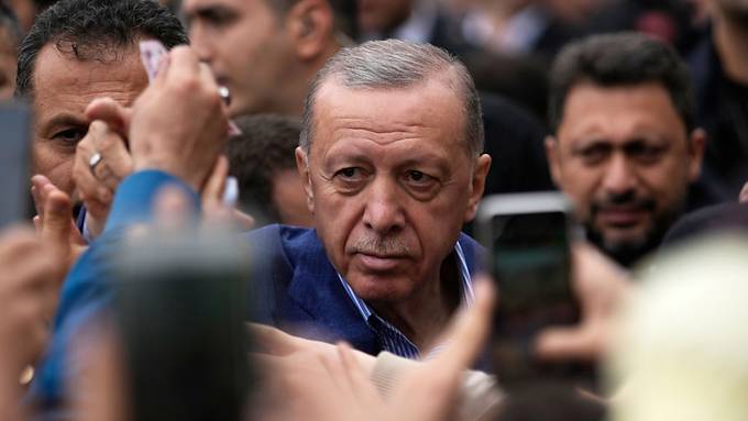 Nach Auszählung der Hälfte der Stimmen liegt Erdogan vorne
