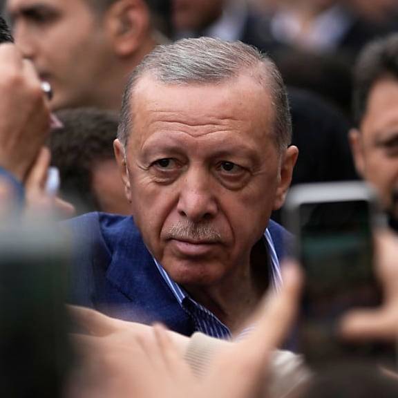 Nach Auszählung der Hälfte der Stimmen liegt Erdogan vorne