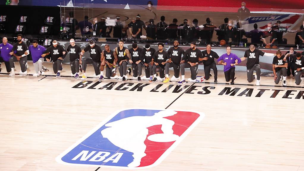 Mit gemeinsamem Protest während der Nationalhymne kehren die Basketballer aufs Spielfeld zurück.
